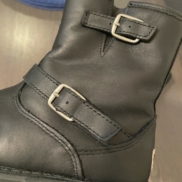 Ugg Harwell Big Kids Black Leather Zip - Picture 6 of 8